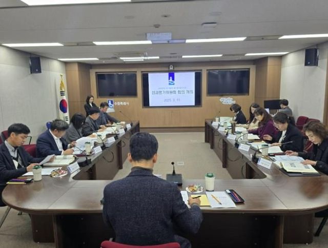 수원시가 ‘2024년도 음식물류 폐기물 발생억제 성과평가위원회’를 열고 있다.