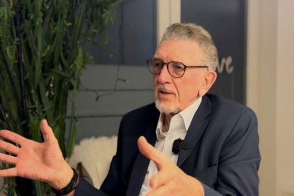 중국 전문가인 볼프람 엘스너 독일 브레멘대학교 경제학 교수가 지난 3일 독일 브레멘에서 신화통신 기자와 인터뷰를 진행하고 있다.(독일 브레멘=신화통신)