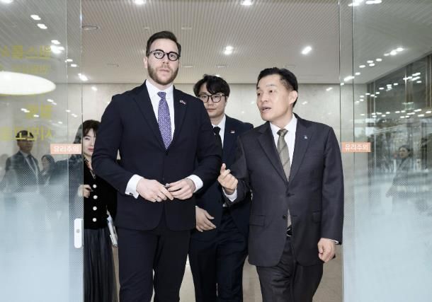 이재준 시장이 그르비치 대사에게 새빛민원실을 소개하고 있다.