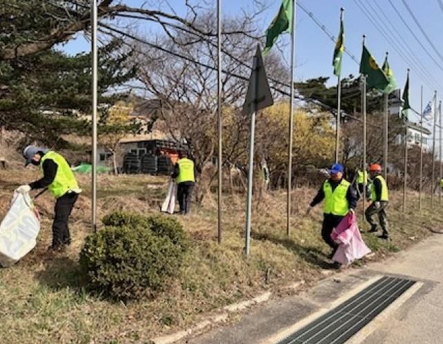 가평 청평면, 경기도종합체육대회 앞두고 국도변 청소