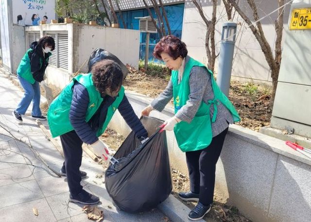 광명시 철산3동 새마을부녀회는 지난 26일 봄맞이 대청소의 날을 맞아 철산3동 청사의 화단을 정리했다.