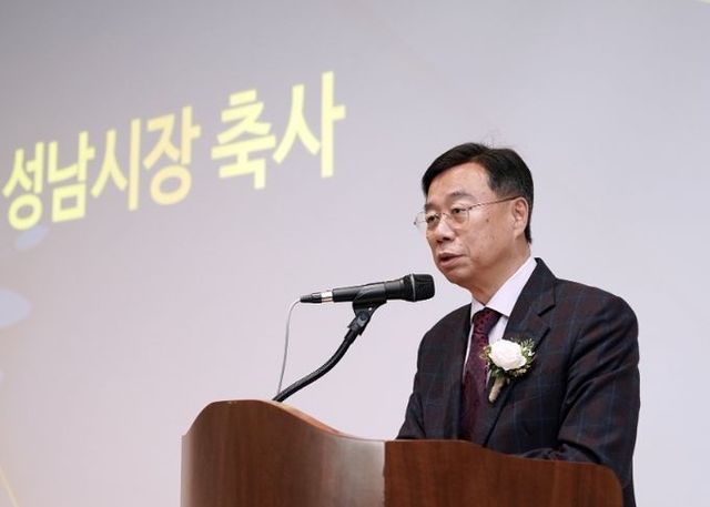 신상진 성남시장이 27일 위든타워 다목적홀에서 열린 ‘서강-판교 디지털혁신캠퍼스 입주 협약식’에 참석해 축사를 하고 있다.