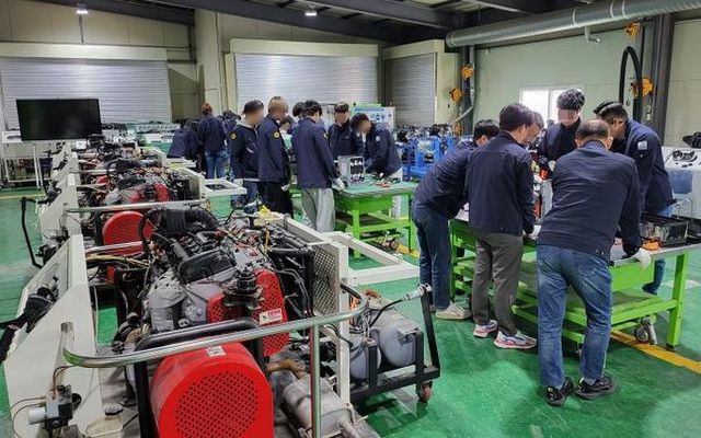 경기도기술학교에서 미래 성장산업 취업전환 사업의 교육생이 실습하는 모습