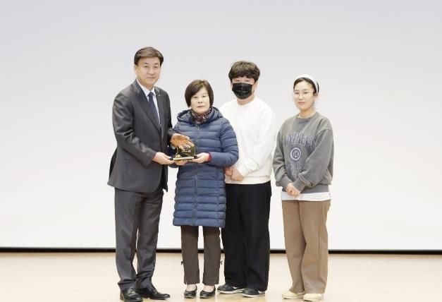 광주시, 광남1동 새마을부녀회 양미화 회장 가족에게우수 자원봉사자 가족 감사패 수여