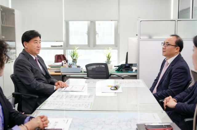 방세환 광주시장(사진 왼쪽 두번째)이 윤진환 국토교통부 철도국장(사진 가운데)에게 경강선 연장 철도사업 등 철도 현안 건의서를 전달하고 있다.