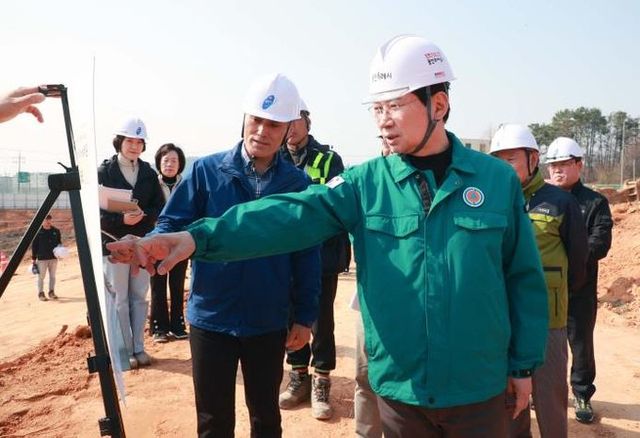 이상일 용인특례시장이 1일 '용인 Farm&Forest타운' 조성사업 현장을 점검하고 있다