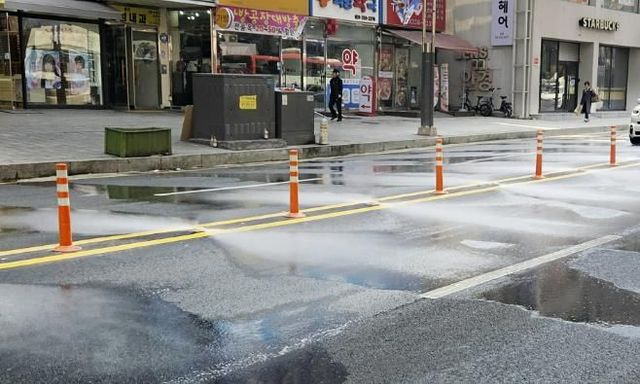 용인특례시는 처인구 금령로의 농협중앙회~중앙지구대 700m에 도로 자동세척 시스템을 시범 설치했다