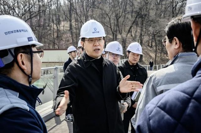 현근택 수원시 제2부시장이 대유평지구 화산지하차도 연장공사 현장을 점검하고 있다.