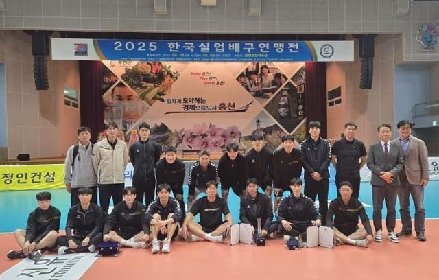 9일 강원도 홍천에서 열린 '2025 한국실업배구연맹전 홍천대회'에서 7년 연속 우승한 화성특례시청 직장운동경기부 배구부가 기념촬영을 하고 있다.
