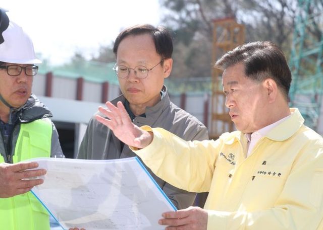 박승원 광명시장이 11일 오전 신안산선 공사장을 방문해 현장을 점검하고 있다.