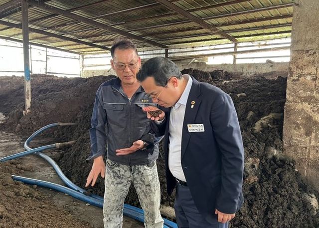 이오수 경기도의원, 이천시 축산환경개선제 활용 농가 방문