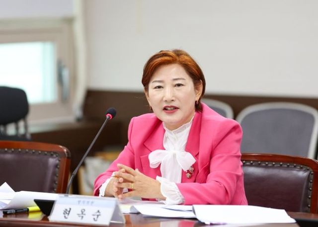 현옥순 의원이 지난달 26일 제2상임위원실에서 열린 제296회 임시회 기획행정위원회에서 ‘안산시 청년친화도시 조성에 관한 조례안’에 대해 설명하고 있다.