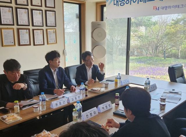 박은식 산림청 산림산업정책국장이 산불지연제 성과를 공유하고 있다