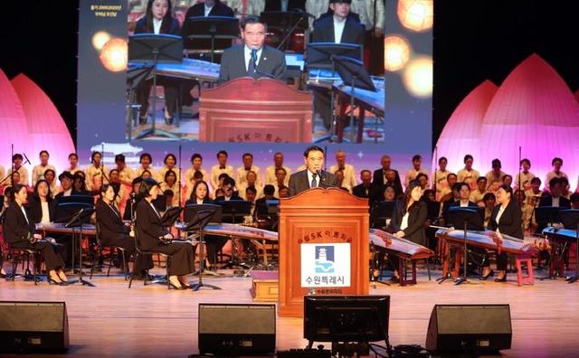 수원특례시의회 이재식 의장, 2025 수원연등축제 참석…시민과 함께 평화와 희망의 등불 밝혀