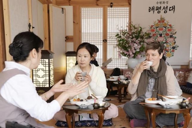 수원 화성행궁 별주에서 열리는 세계유산 활용 프로그램 ‘수원화성 태평성대’ 참가자들이 혜경궁 궁중 다과 체험을 하고 있다.