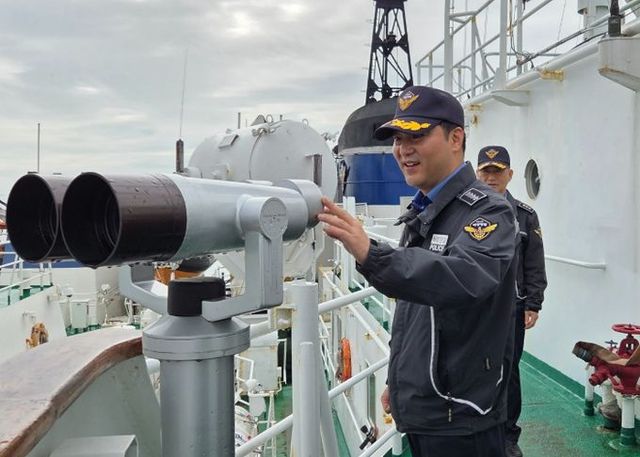 함정 장비를 점검 중인 문지현 서특단장