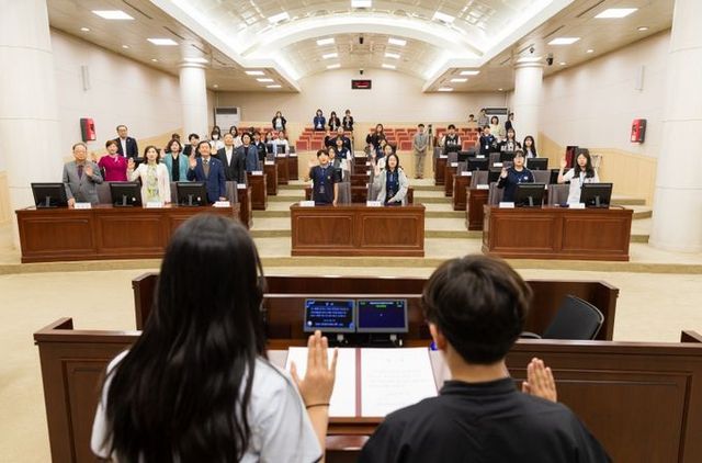 안산시의회 등이 주관하는 안산청소년의회가 지난 23일 첫 일정을 소화했다. 사진은 이날 청소년의회 의원 위촉식을 마치고 기념촬영에 임하고 있는 참석자들의 모습.