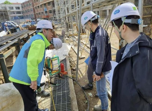 성남시 노동안전지킴이가 소규모 건설사업장을 대상으로 현장 지도점검을 실시하고 있다