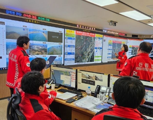 이미라 산림청 차장이 중앙산림재난 상황실에서 울산 산불 상황도를 보며 회의 하고 있다.