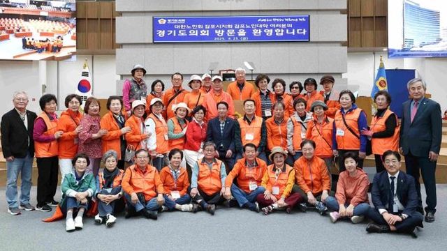 김포노인대학, 경기도의회 방문…김포 출신 도의원들 환영
