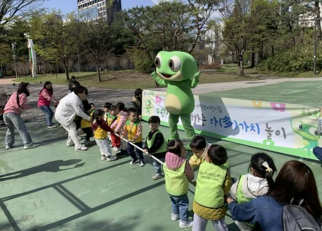 수원이와 어린이들이 활동을 하고 있다