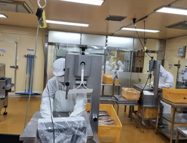 식자재 공급업체 현장 점검을 하는 모습.