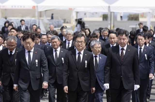 3일 오후 김동연 경기도지사가 오영훈 제주도지사를 비롯한 관계자들과 함께 제주특별자치도 제주시 4․3 평화공원 내 위령제단으로 들어서고 있다.