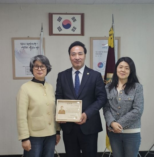 소하고 감사패 받은 김용성 경기도의원, “학생들의 꿈을 위한 열정 계속”