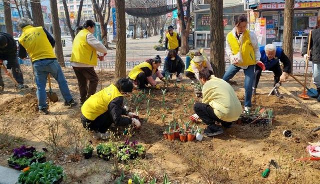 광명시 하안2동 행정복지센터(동장 국태경)는 지난 3일 센터 인근 화단에서 주민들과 함께 꽃심기 운동 행사를 진행했다.