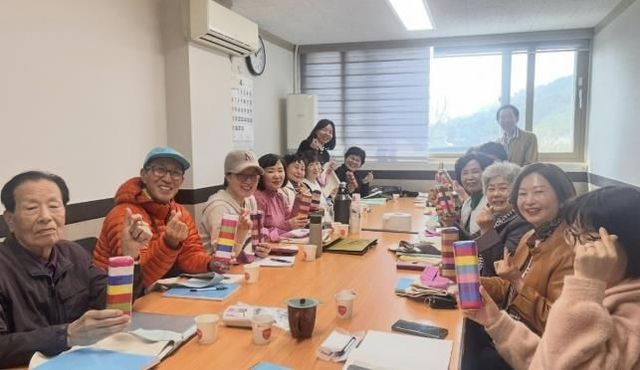 수원시 팔달구 행궁동 사회발전위원회, 한문교실 수강생들에게 선물 증정