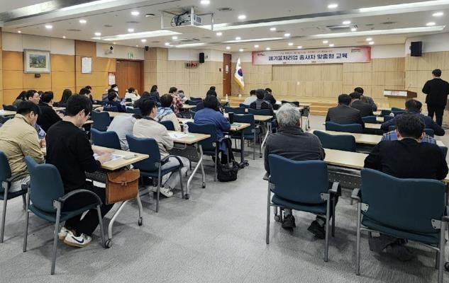 용인특례시는 8일 시청 비전홀에서 폐기물처리업 종사자 60여 명을 대상으로 사례 중심의 맞춤형 교육을 했다