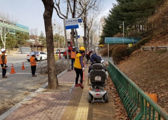 건설사업장에서 근무하는 보행안전도우미 모습