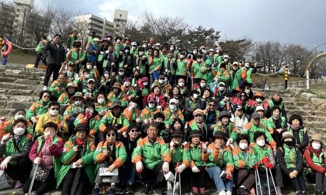 광명시 자율방재단이 각종 재난 상황에서 시민의 안전을 지키기 위해 활동하고 있다.