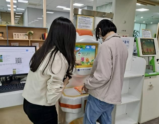 무인대출기를 활용해 대출·반납실습을 하고 있다.