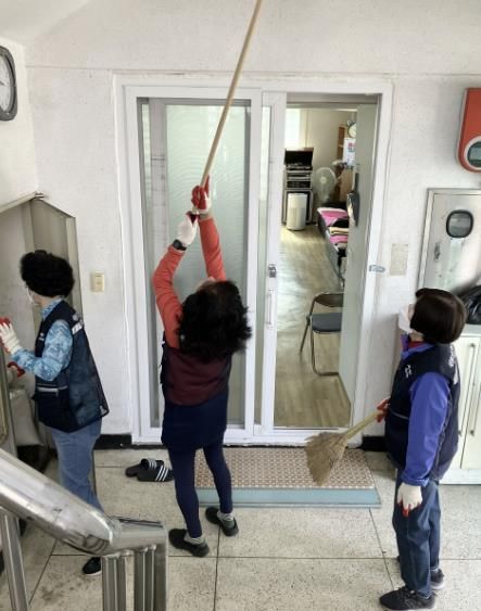 수원시 권선구 세류2동 통장협의회, 경로당 새봄맞이 환경정비 봉사