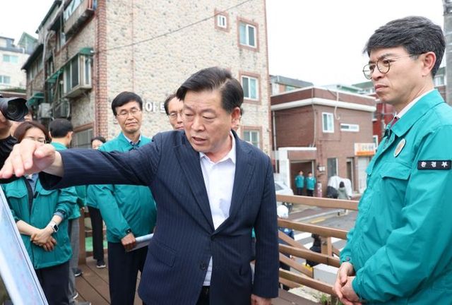 박승원 광명시장(사진 왼쪽)이 16일 오후 목감천을 찾은 김완섭 환경부 장관(사진 오른쪽)에게 광명시 목감천 홍수 대응 체계를 설명하고 있다.
