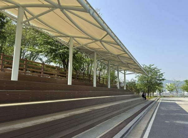 양지근린공원에 조성된 축구장 관람석