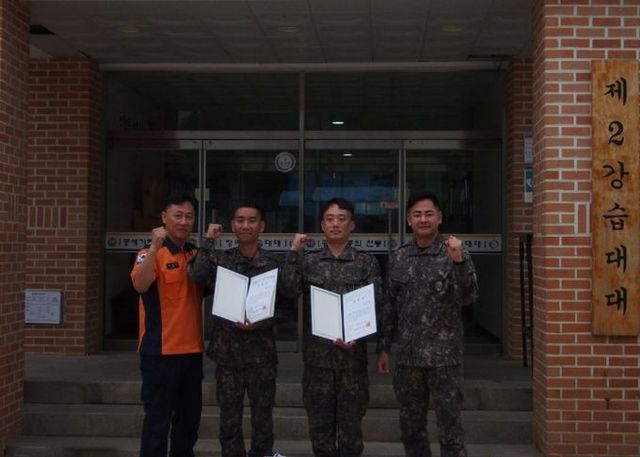 유정수 상사(좌측 두 번째) 이기환 상사(좌측 세 번째) 양평소방서 표창