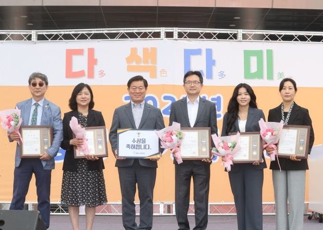 박승원 광명시장(사진 왼쪽에서 세번째)이 17일 광명시민체육관에서 열린 '광명시 가족축제 – 다색다미'에 참석해 가족복지에 기여한 유공자들과 기념사진을 촬영하고 있다.