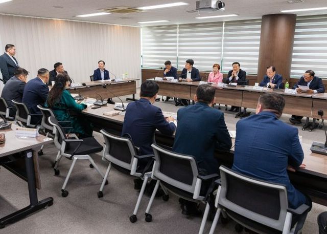 안산시의회 의원들이 2일 시의회를 찾은 몽골 더르너드주 대표단과 간담회를 가졌다. 사진은 이날 의회 대회의실에서 열린 간담회 중 한 장면.