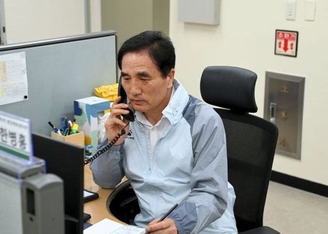 HU공사 한병홍 사장이 현장 중심의 경영 강화와 소통 활성화를 위해 ‘일일 현장 업무 체험’을 시행중이다. (화성도시공사 제공)