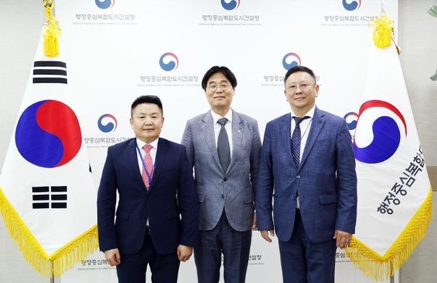 김형렬 행복청장(가운데)이 행복도시 우수사례 벤치마킹을 위해 행복청을 방문한 몽골 고위공무원단과 함께 기념촬영을 하고 있다