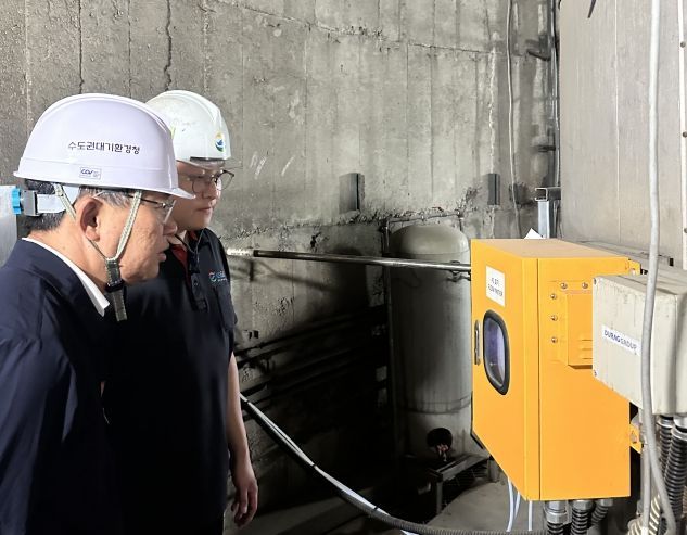 이상진 수도권대기환경청장(왼쪽)은 사업장의 주요 시설을 점검하고 있다.(사진=수도권대기환경청 제공)