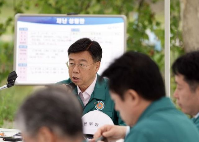 신상진 성남시장이 2025년 재난대응 안전한국훈련 현장에서 훈련상황을 지휘를 하고 있다