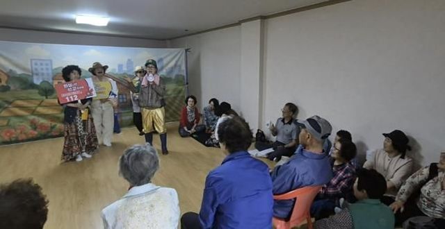 여주시실버드림극단, 산북면 명품1리 경로당에서 열린 '보이스피싱 피해 예방' 공연 대성공