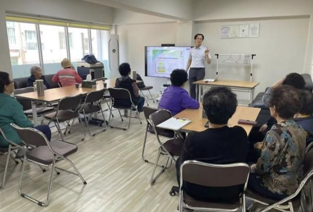 '경로당 주치의' 사업 참여 한의사가 경로당에서 어르신 대상으로 건강 관리 교육을 진행하는 모습.
