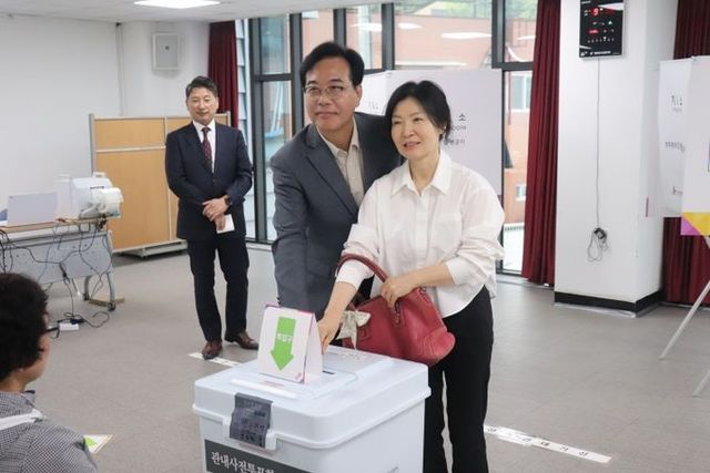 송언석 국회의원, 김천 평화남산동 사전투표소 찾아 투표 완료