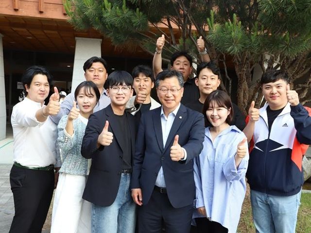 지역 청년들과 사전투표 참여 후 현장