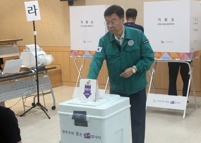 신상진 성남시장이 상대원1동 행정복지센터 사전투표소에서 사전투표를 하고 있다