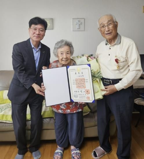 경기북부보훈지청, 독립유공자 유족에게 포상 전수